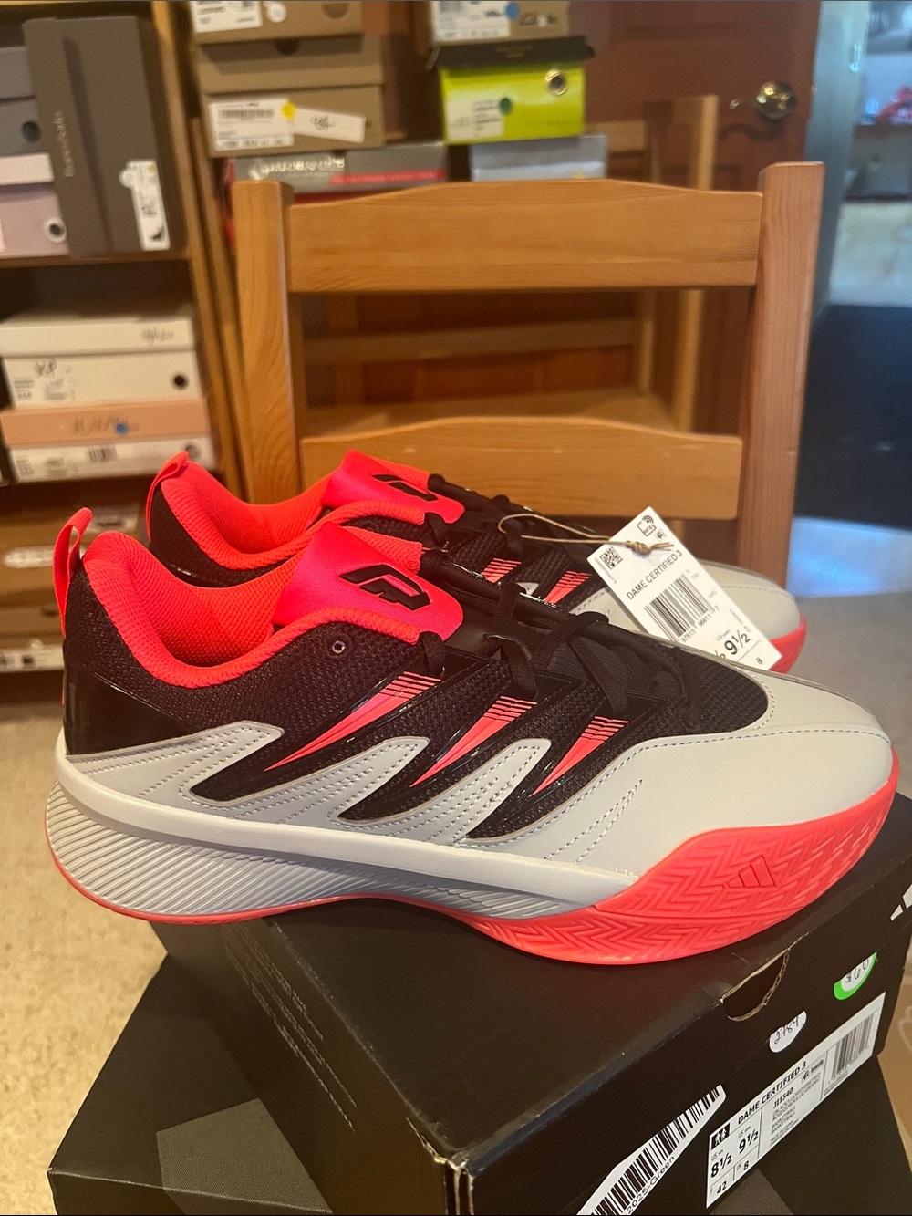 Adidas Dame certified 3 Men’s 8.5 Women’s 9.5